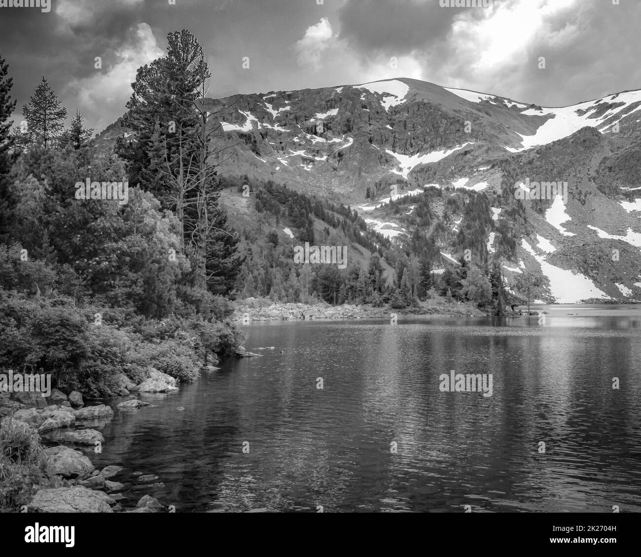 Schwarz-weiße Landschaft des Bergsees Stockfoto