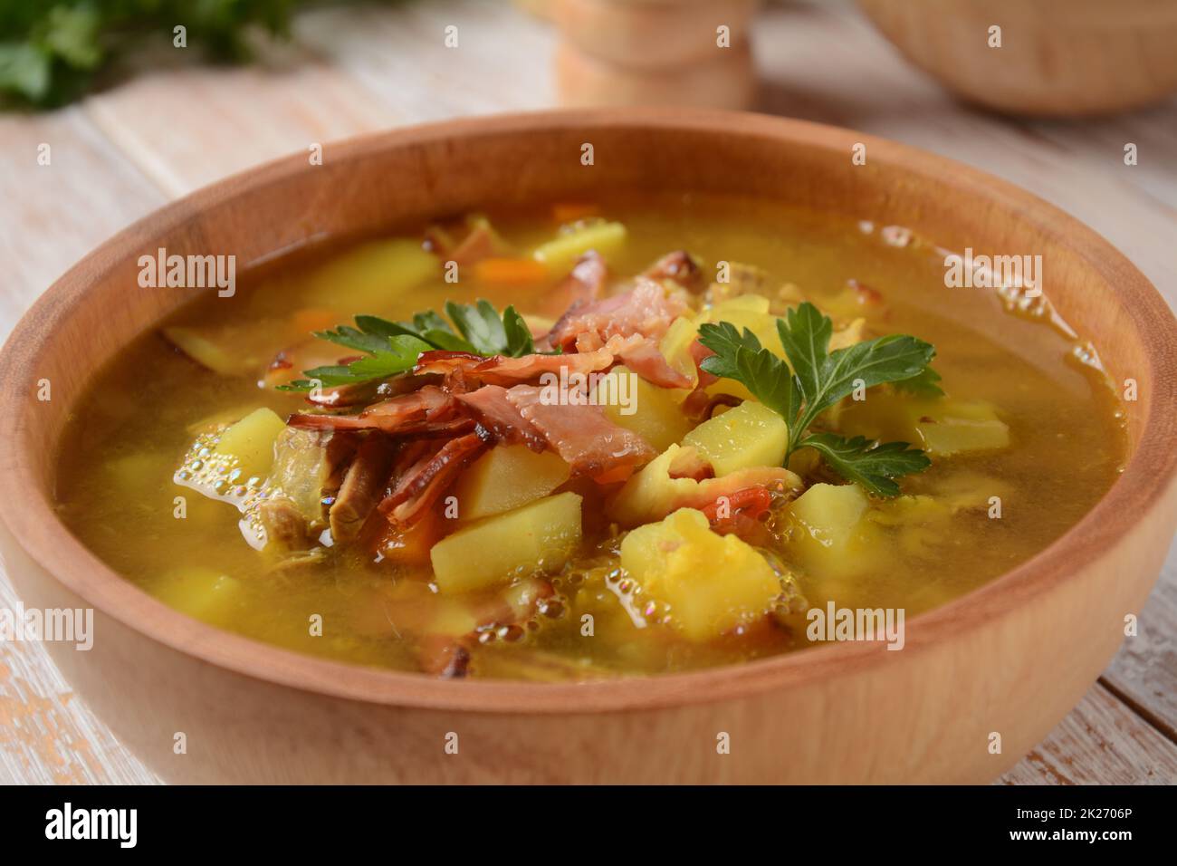 Linsen Erbsensuppe mit Speck, gebratene Zwiebel und Croutons ...