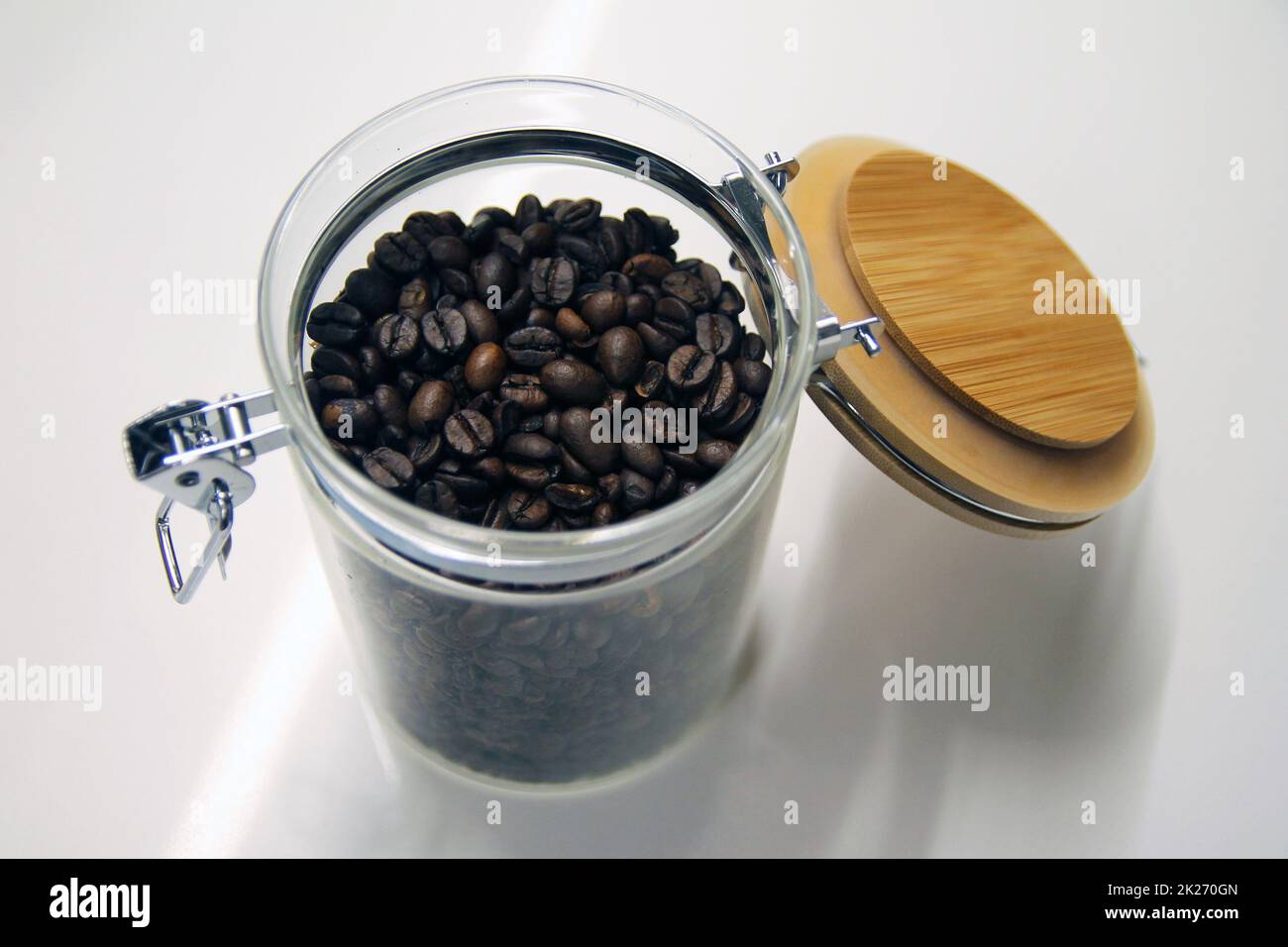 Nahaufnahme eines isolierten Kaffeebechers aus Glas und Holz Stockfoto