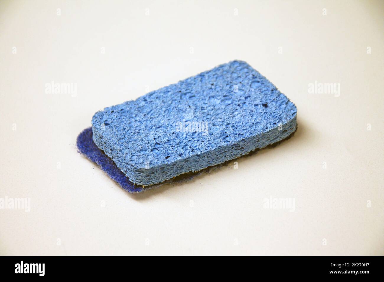 Ein gebrauchter blauer zweiseitiger Schwamm Stockfoto