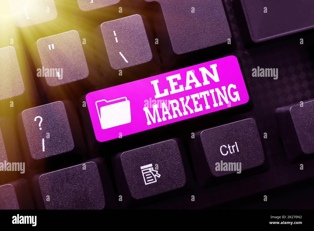 Schreiben mit Text Lean Marketing. Konzept Bedeutung für das Testen der Einzelhandelsstrategie und Spot, die fachmännisch funktioniert Abstract Online-Registrierungsprozess, Eingabe von persönlichen Informationen Stockfoto