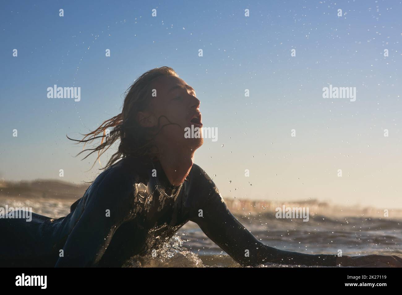 Er ist in der Welle gefangen. Aufnahme eines hübschen jungen Mannes, der im Meer surft. Stockfoto