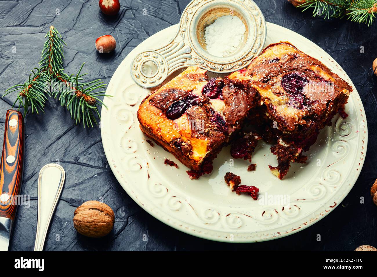 Schokoladenkuchen mit Kirschen. Stockfoto