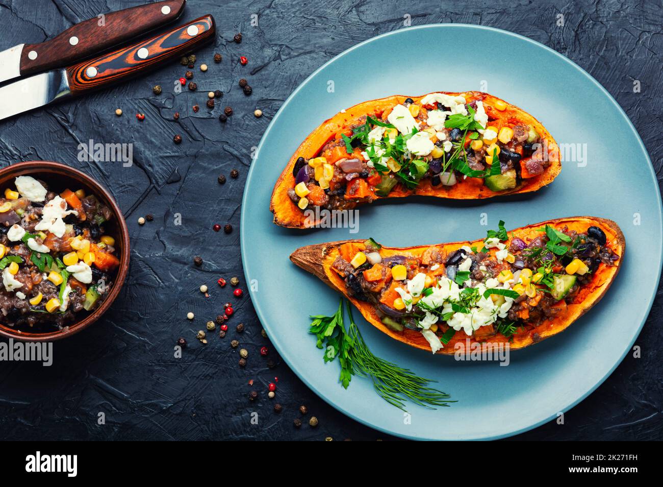 Süßkartoffeln, Batata mit Gemüse geröstet. Stockfoto