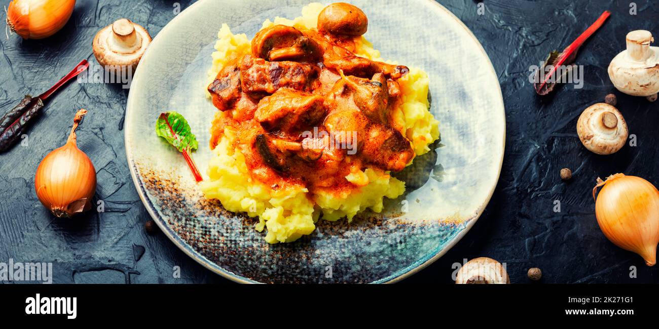 Stroganoff mit Pilzen in einer cremigen Sauce Stockfoto