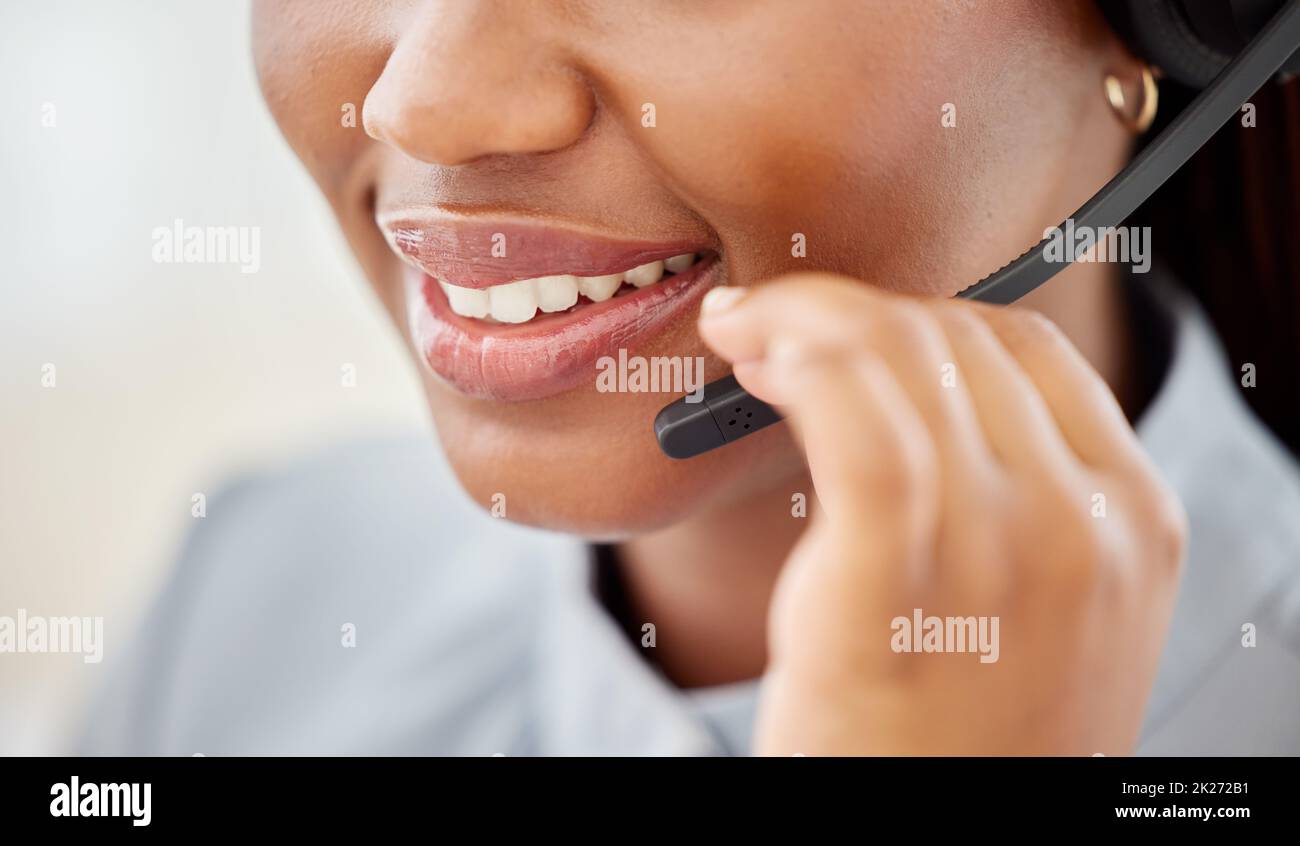 Frau Kundenservice, Mund reden und lächeln mit einem Headset in einem Telemarketing oder Callcenter Büro. Afroamerikanischer Berater, der in der Hilfe arbeitet Stockfoto