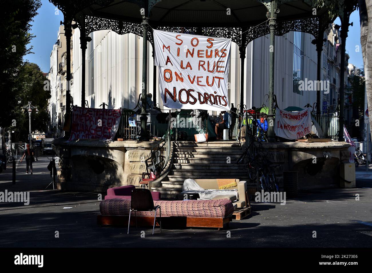 Banner hängen an einem Bandstand, wo die Kinder campen. Einige Tage nachdem sie aus der Hocke, in der sie lebten, vertrieben wurden, haben unbegleitete Migrantenkinder (Jugendliche) in einem Bandstand in Marseille gezeltet. Stockfoto