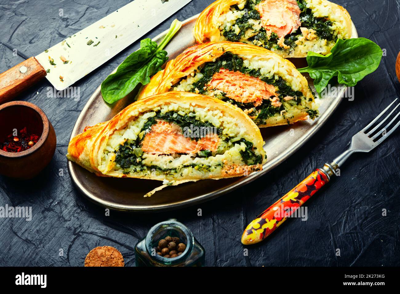 Roter Fisch im Teig. Stockfoto