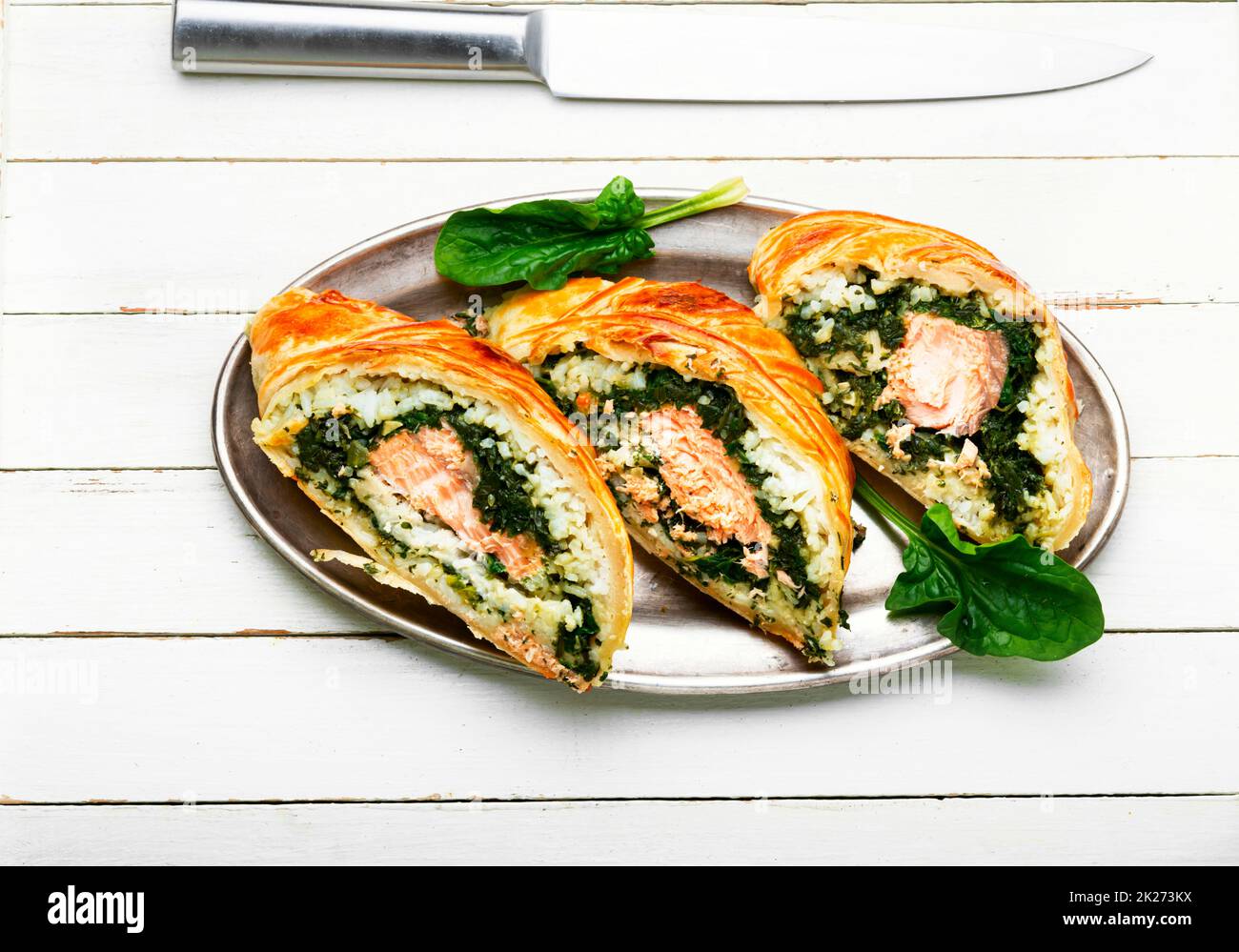 Roter Fisch im Teig. Stockfoto