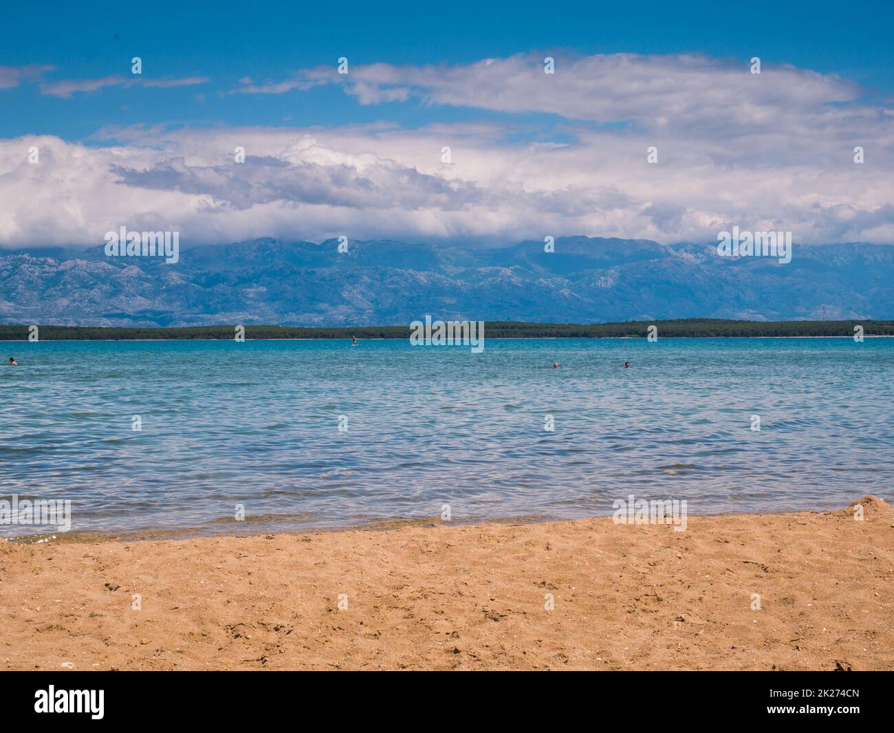 Blick auf das Meer und Schwimmer vom Queen's Beach, Nin, Kroatien Stockfoto