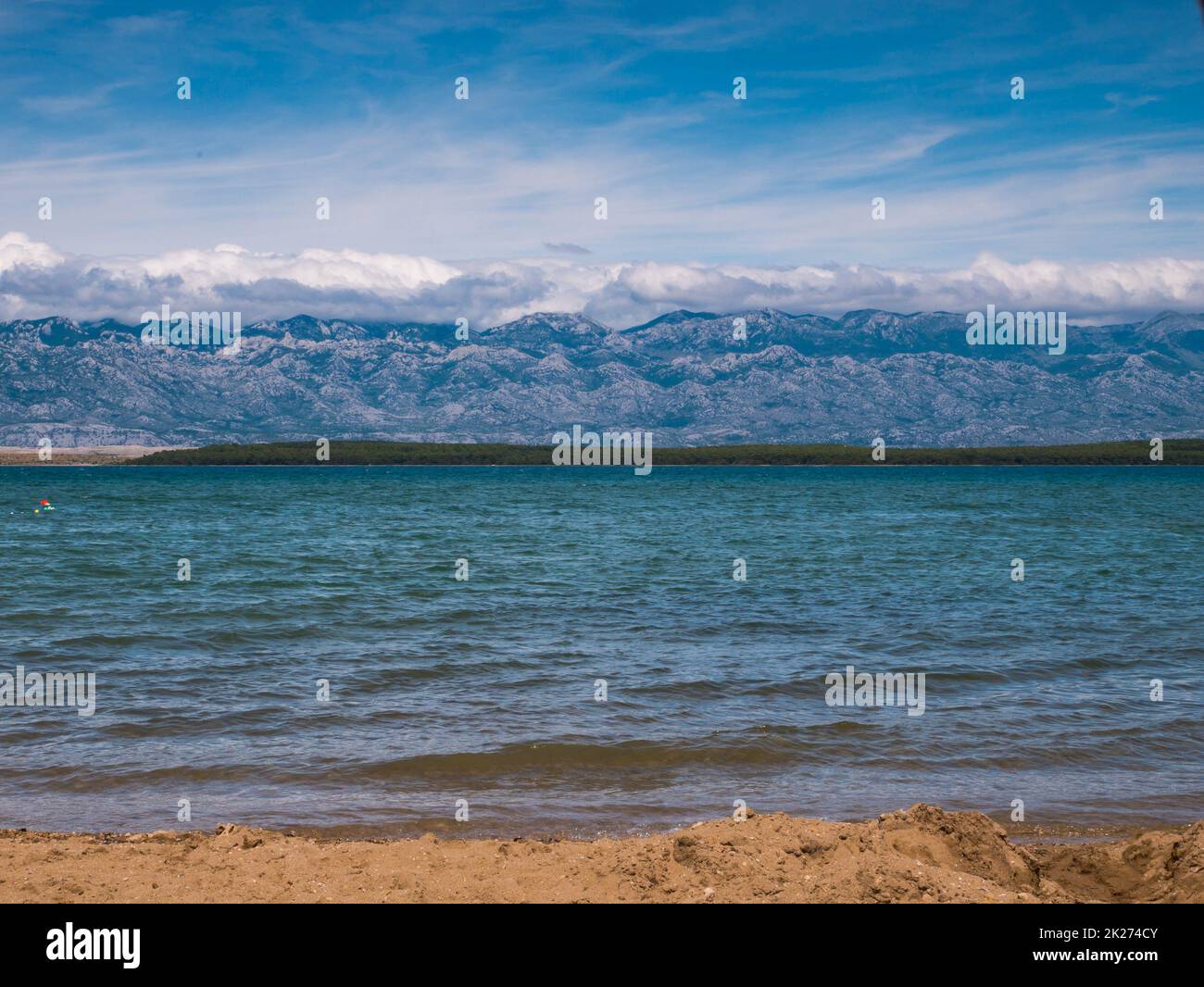 Blick auf das Meer und Schwimmer vom Queen's Beach, Nin, Kroatien Stockfoto