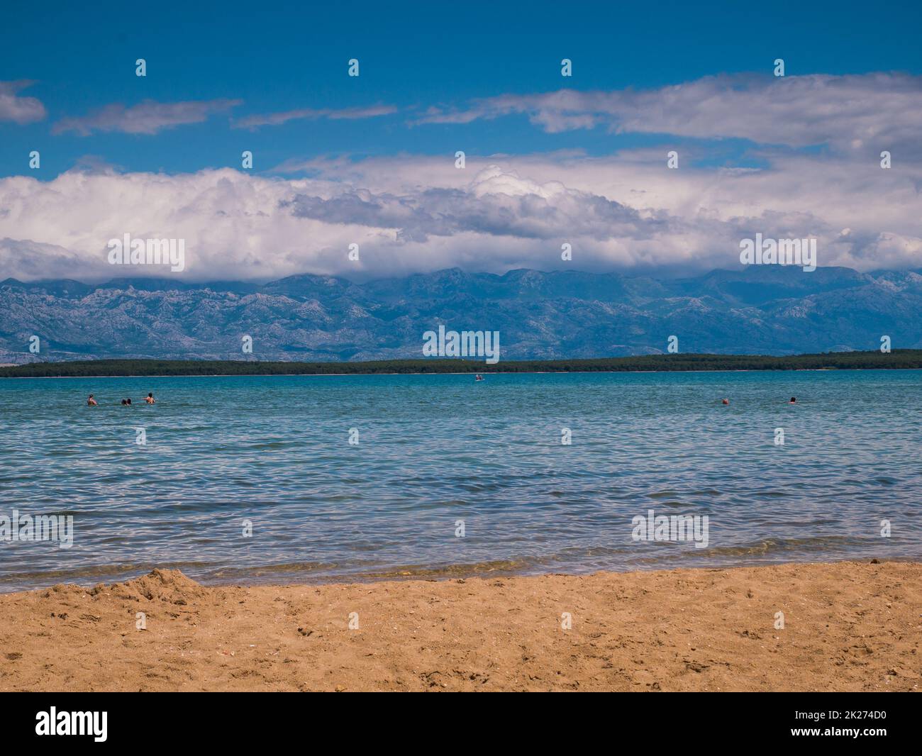 Blick auf das Meer und Schwimmer vom Queen's Beach, Nin, Kroatien Stockfoto
