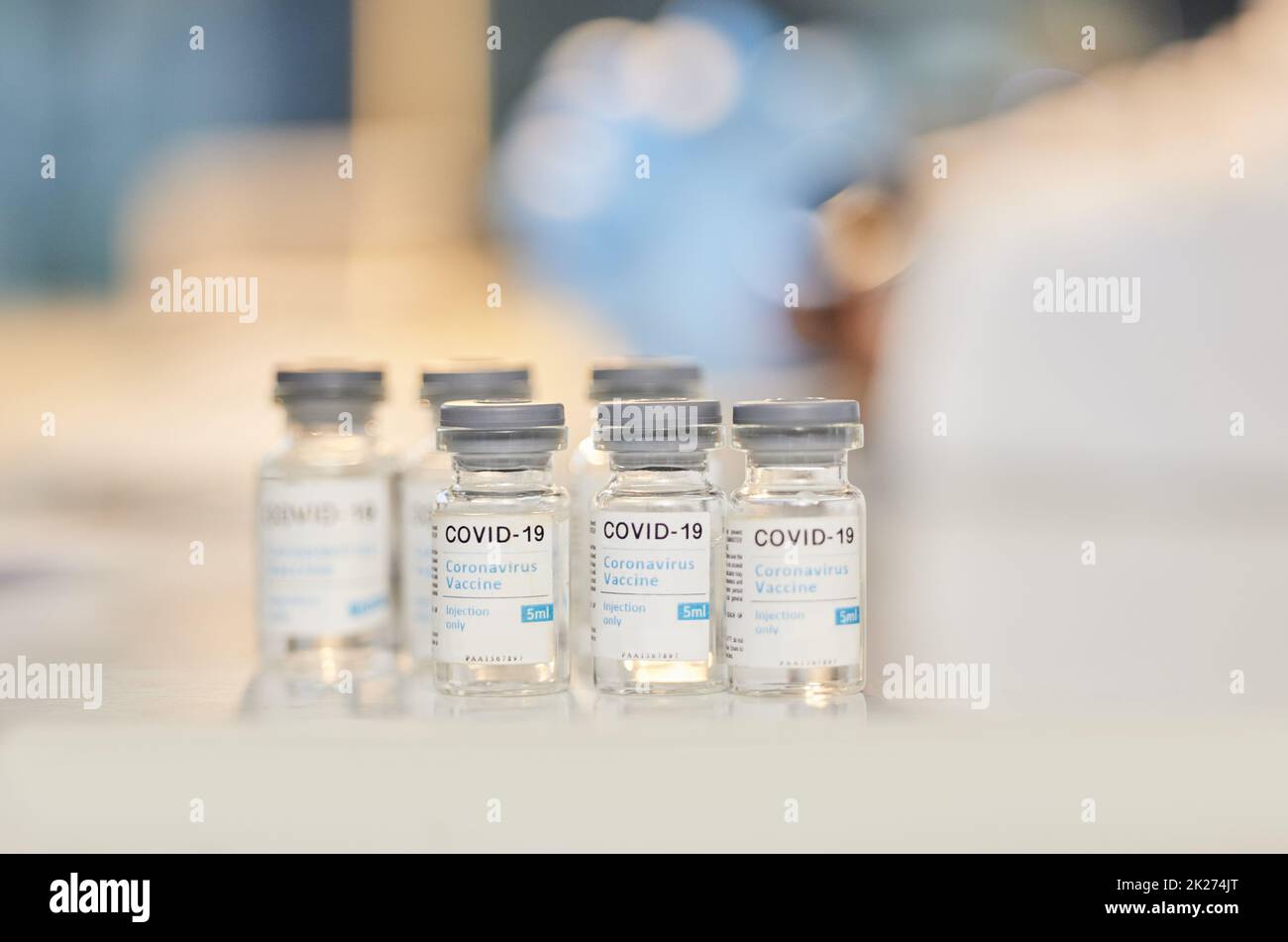 Versuchen wir es mal. Lebenslange Aufnahme von Impfstoffröhrchen auf einem Tisch in einem Krankenhaus. Stockfoto