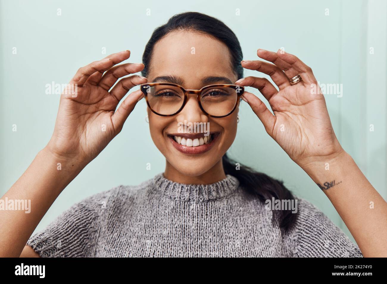 Gesunde Augen sind glückliche Augen. Aufnahme einer jungen Frau, die in einem Optiker-Geschäft eine neue Brille kauft. Stockfoto