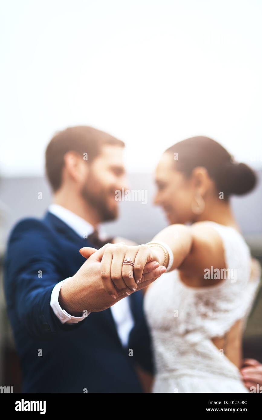 Der Hochzeitstanz ist der erste Schritt der Ehe Stockfoto