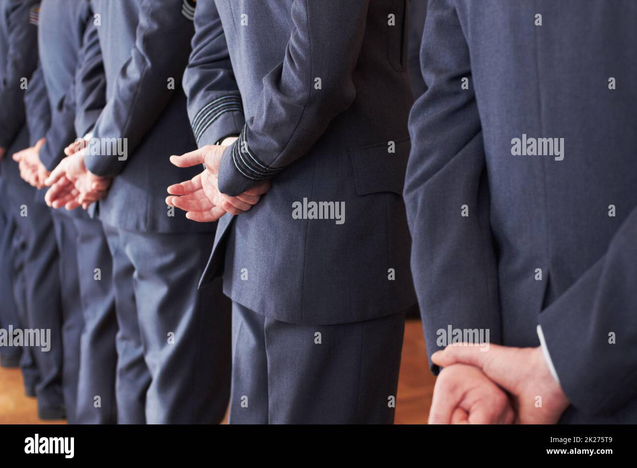 Respekt zeigen. Aufnahme einer Gruppe von Luftstreitkräften, die sich wohlfühlen. Stockfoto