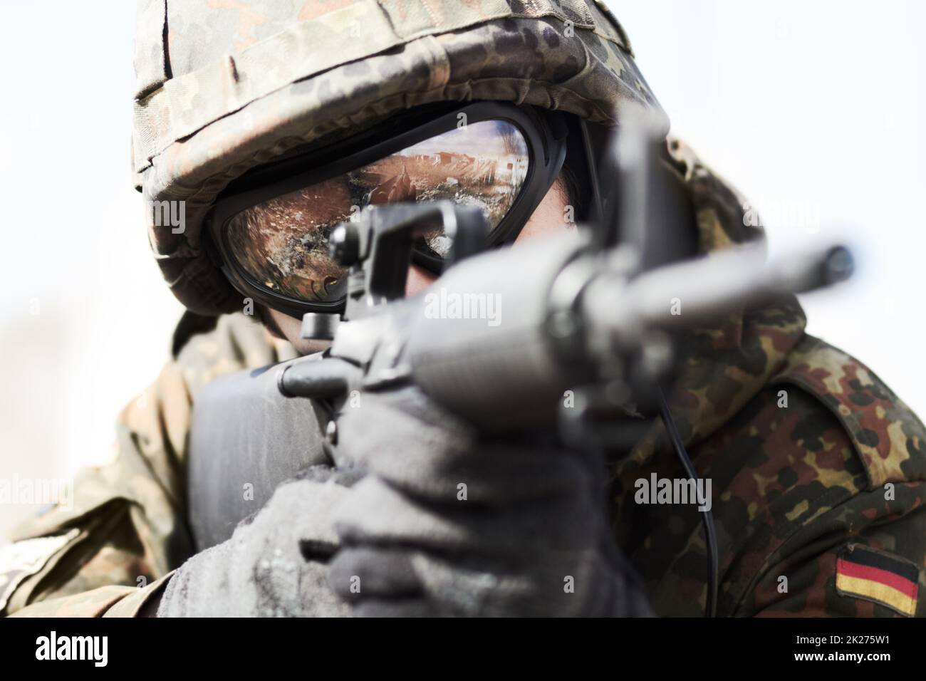 Im Dienste seines Landes. Nahaufnahme eines deutschen Soldaten, der seine Waffe zum Beschuss zeigt. Stockfoto