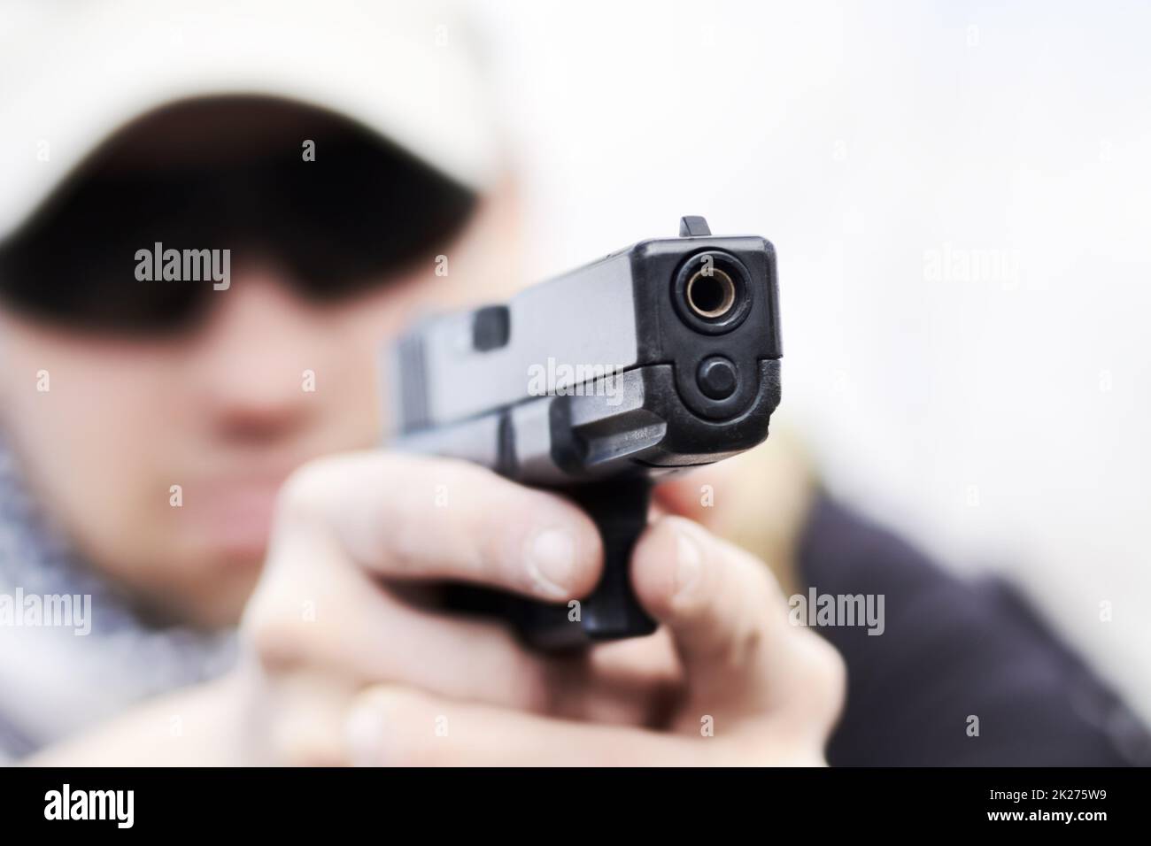 Training ist die Koordination der Hand-Augen. Nahaufnahme selektiver Fokus einer Handfeuerwaffe, die während eines Trainings von einem Soldaten gehalten wird. Stockfoto