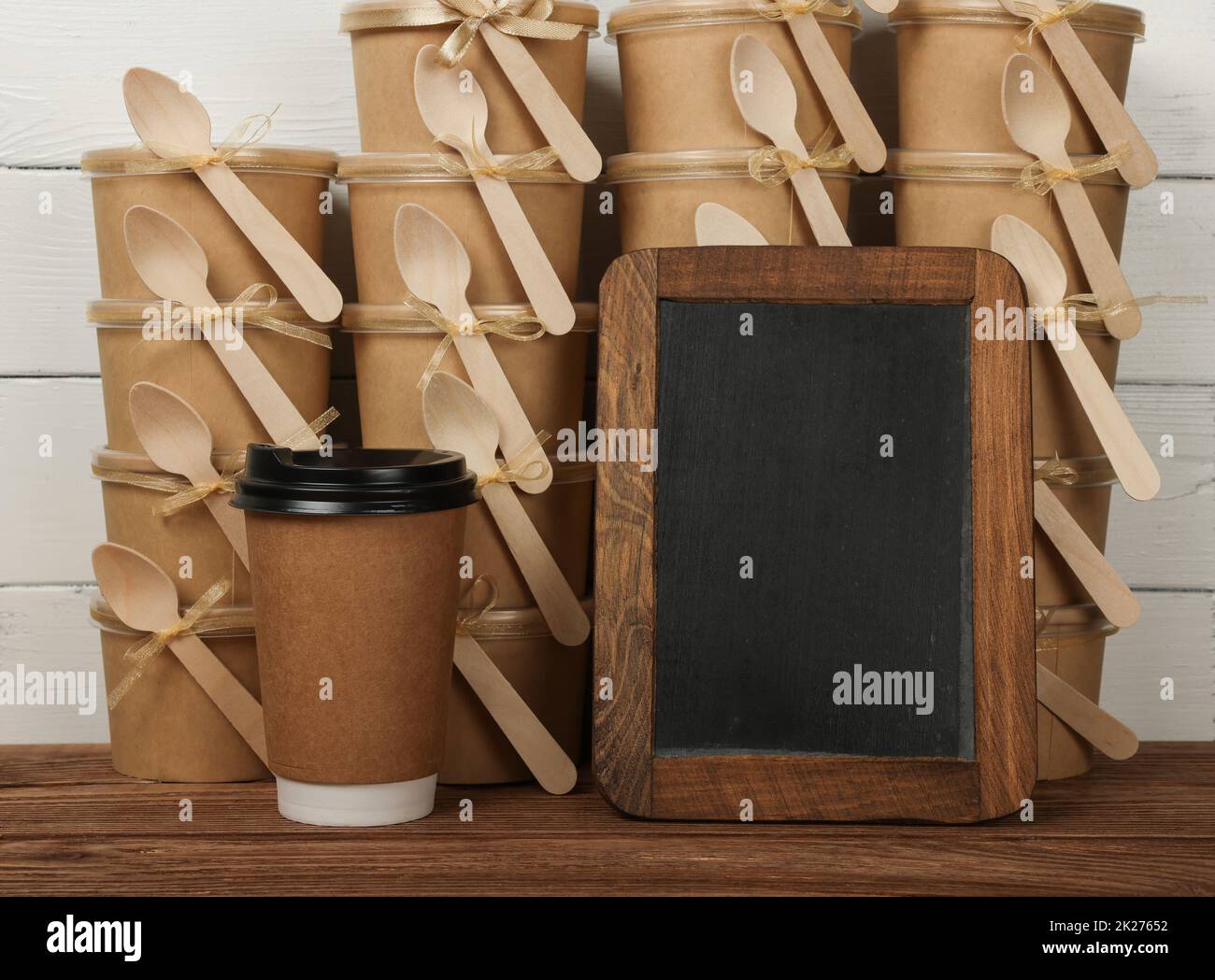 Schild mit brauner Kaffeetasse aus Papier und schwarzer Tafel Stockfoto