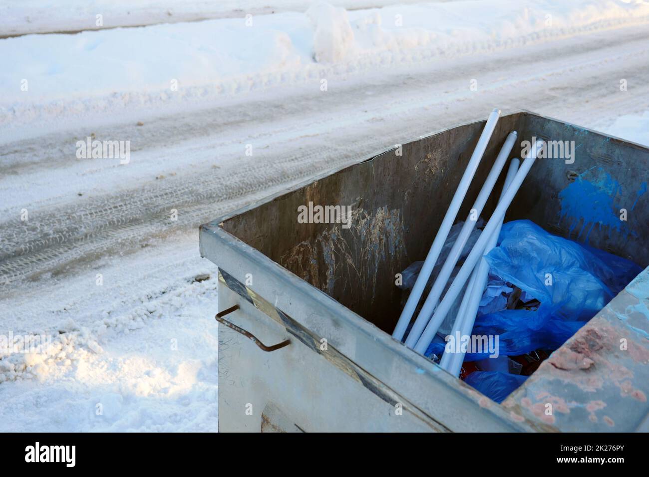 Mülltonnen auf der Straße und defekte Leuchtstofflampenabfälle, Mülltonnen und Metallabfälle Stockfoto