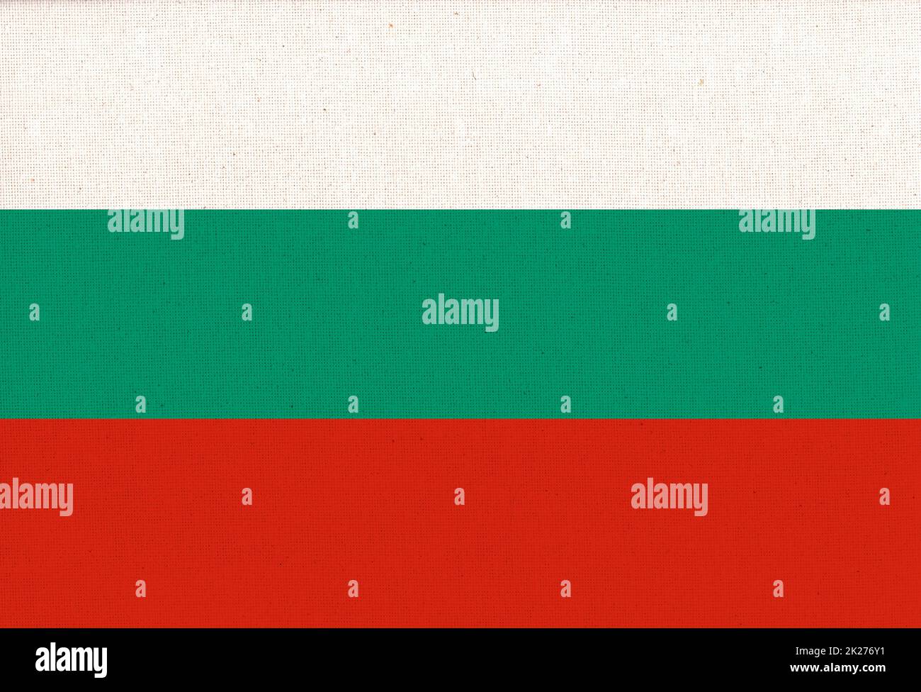 Flagge Bulgariens. Bulgarische Flagge auf Stoffoberfläche Stockfoto