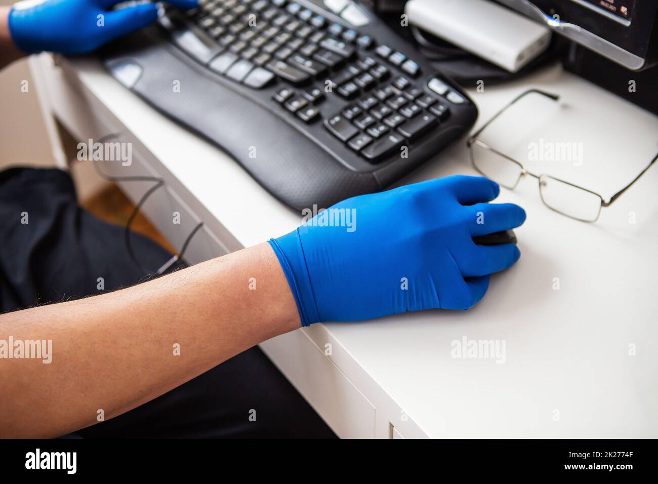 Ein Arzt in blauen Handschuhen sammelt schnell Daten über einen Patienten. Das Konzept des Gesundheitswesens und der Pflege Ihrer Gesundheit. Arbeitsplatz eines Arztes, Online-Beratung. Stockfoto