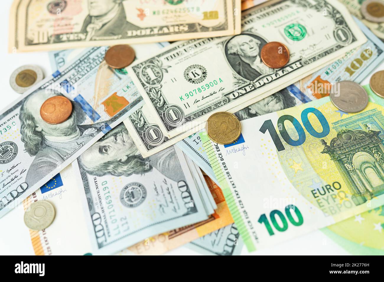 Internationales Währungsgeld einschließlich Euro, Dollar, Münzen, Dollarschein. Nahaufnahme. Stockfoto