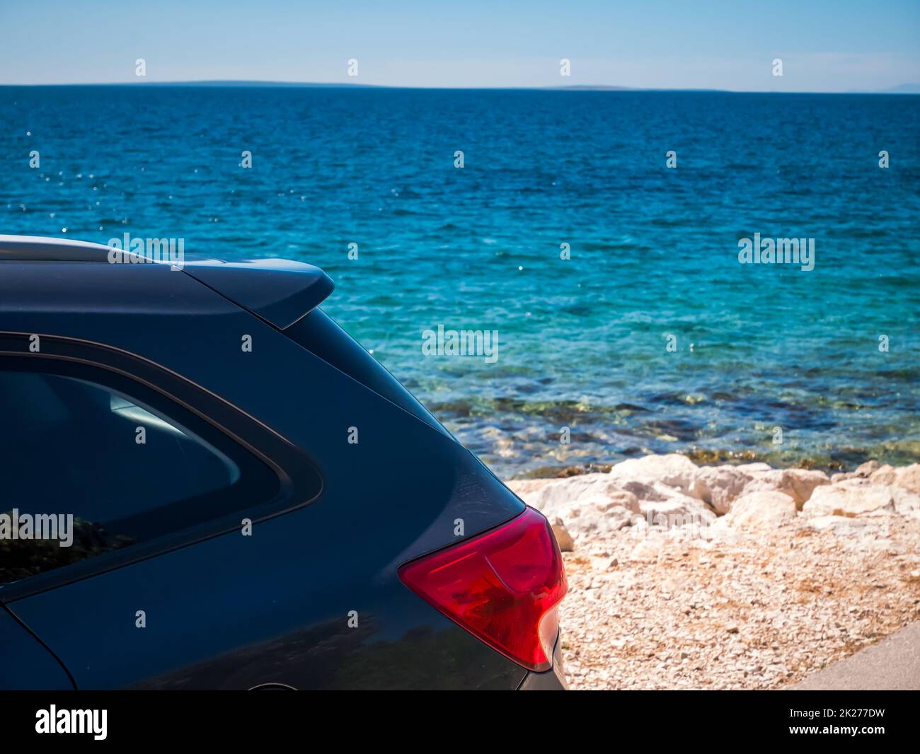 Rückseite des Autos und wunderschönes klares blaues Meer Stockfoto