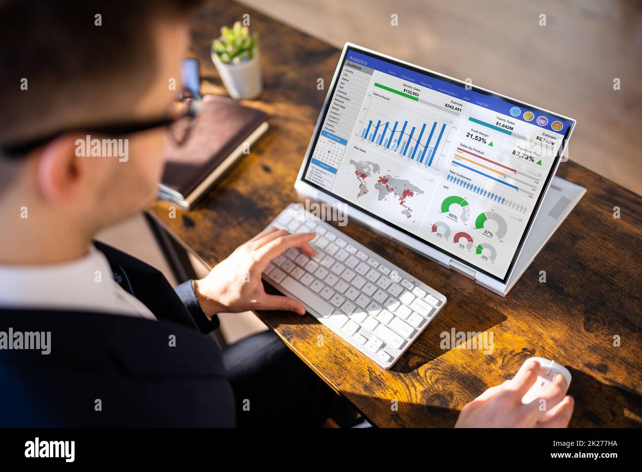 Geschäftsmann mit Analytics Data KPI Dashboard Stockfoto