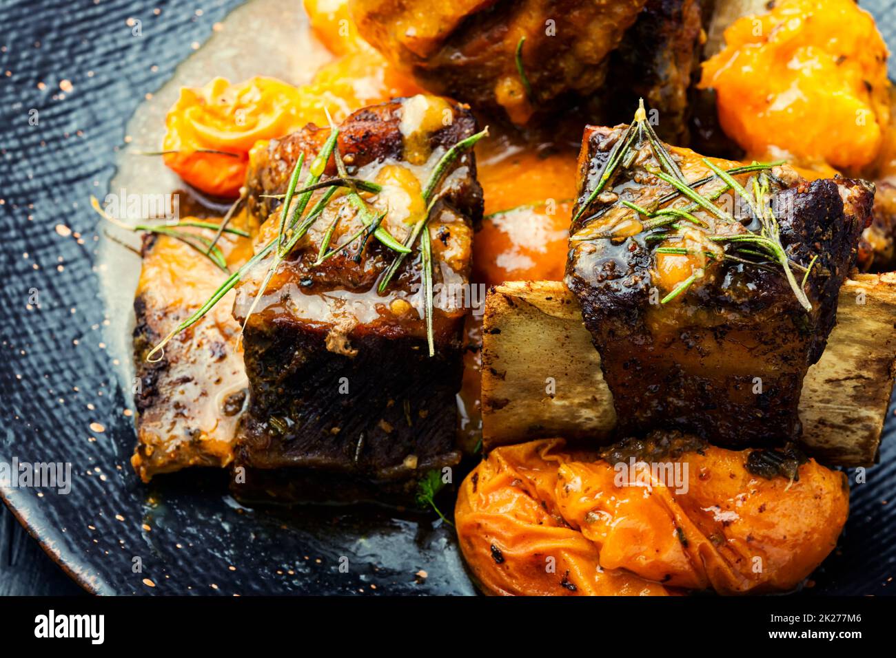 Gebratene Schweinerippchen in Fruchtsauce. Stockfoto