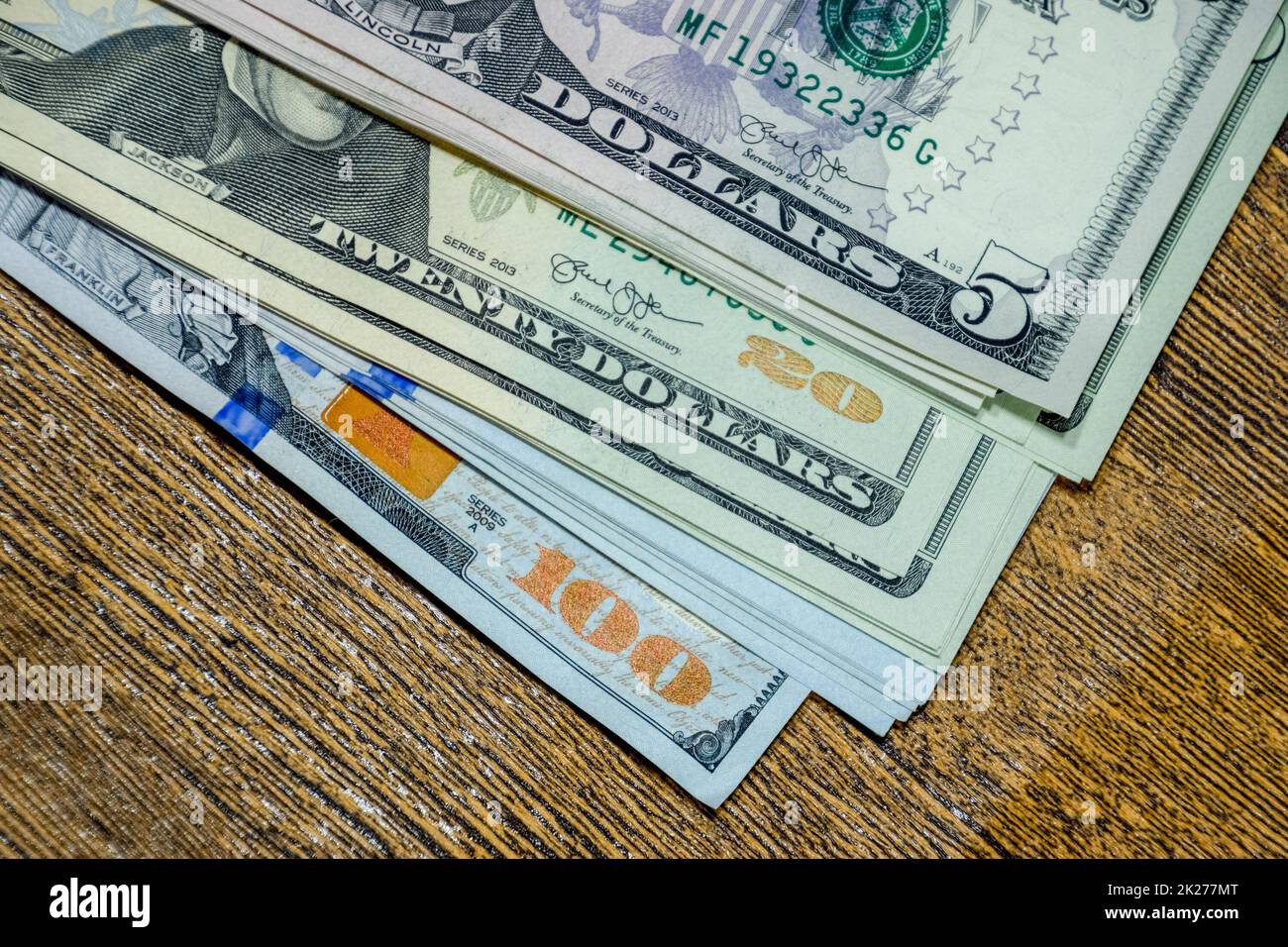 Dollar auf einem Holztisch. Geld auf dem Tisch. Amerikanische Dollar. Stockfoto