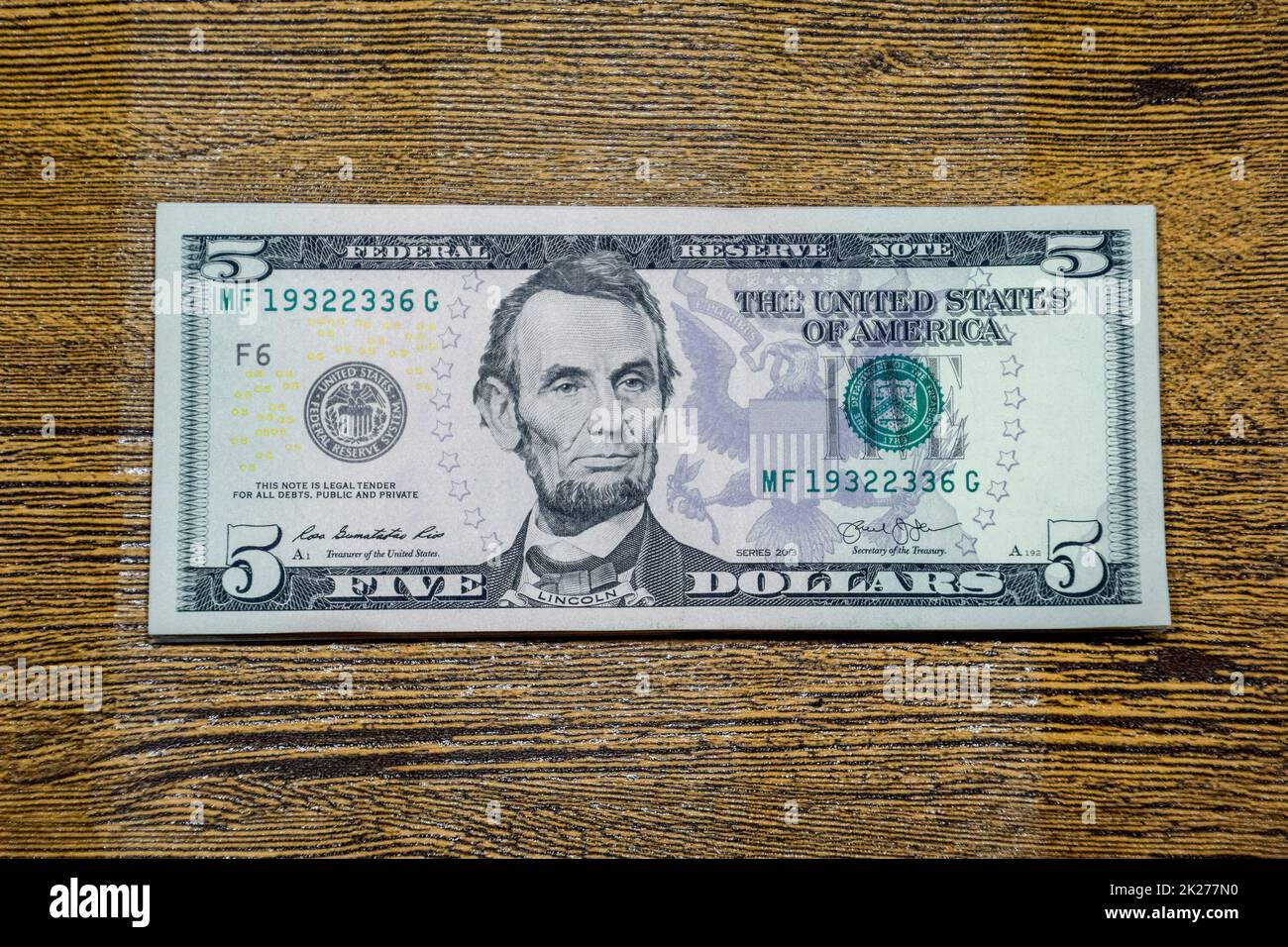 Dollar auf einem Holztisch. Geld auf dem Tisch. Amerikanische Dollar. Stockfoto