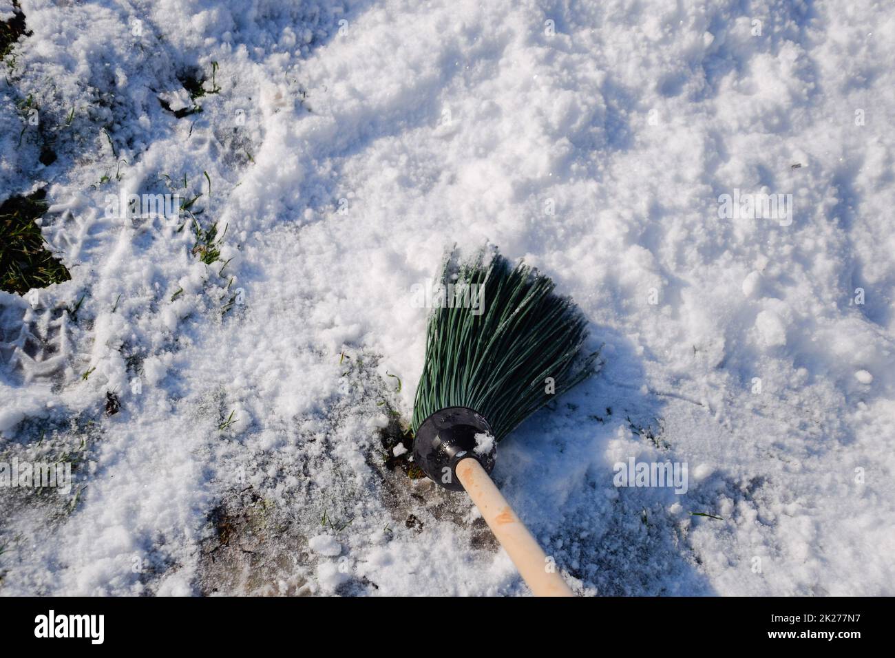 Besen für schnee fegen -Fotos und -Bildmaterial in hoher Auflösung