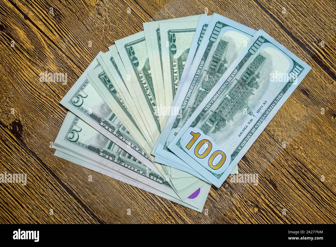 Dollar auf einem Holztisch. Geld auf dem Tisch. Amerikanische Dollar. Stockfoto