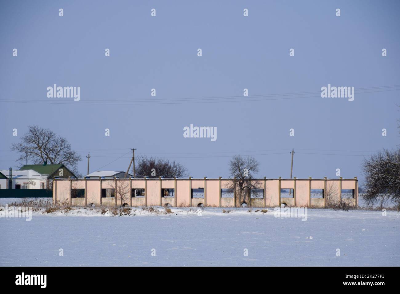 Skelett des Wasserpumpengebäudes. Zerstörte Wasserpumpstation. Stockfoto