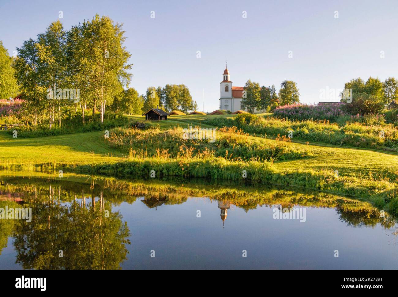 Blick auf die Kirche vom schwedischen Dorf Ljusnedal Stockfoto