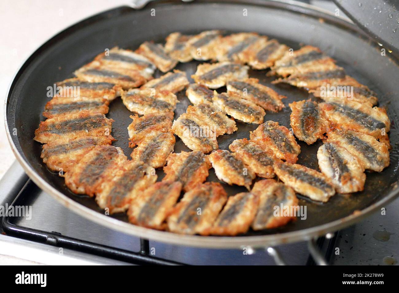 Sardelle wird in einer Pfanne gebraten, es wird türkischer Sardelle und gebratener Fisch gekocht Stockfoto