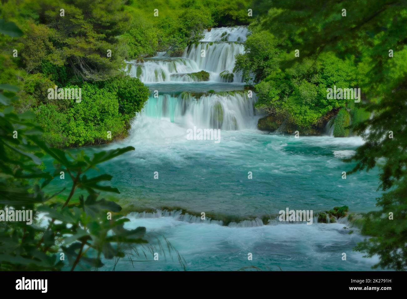 Mehrstufiges Waterfal auf dem Krka River Nationalpark im kroatischen Aquamarinwasser Stockfoto