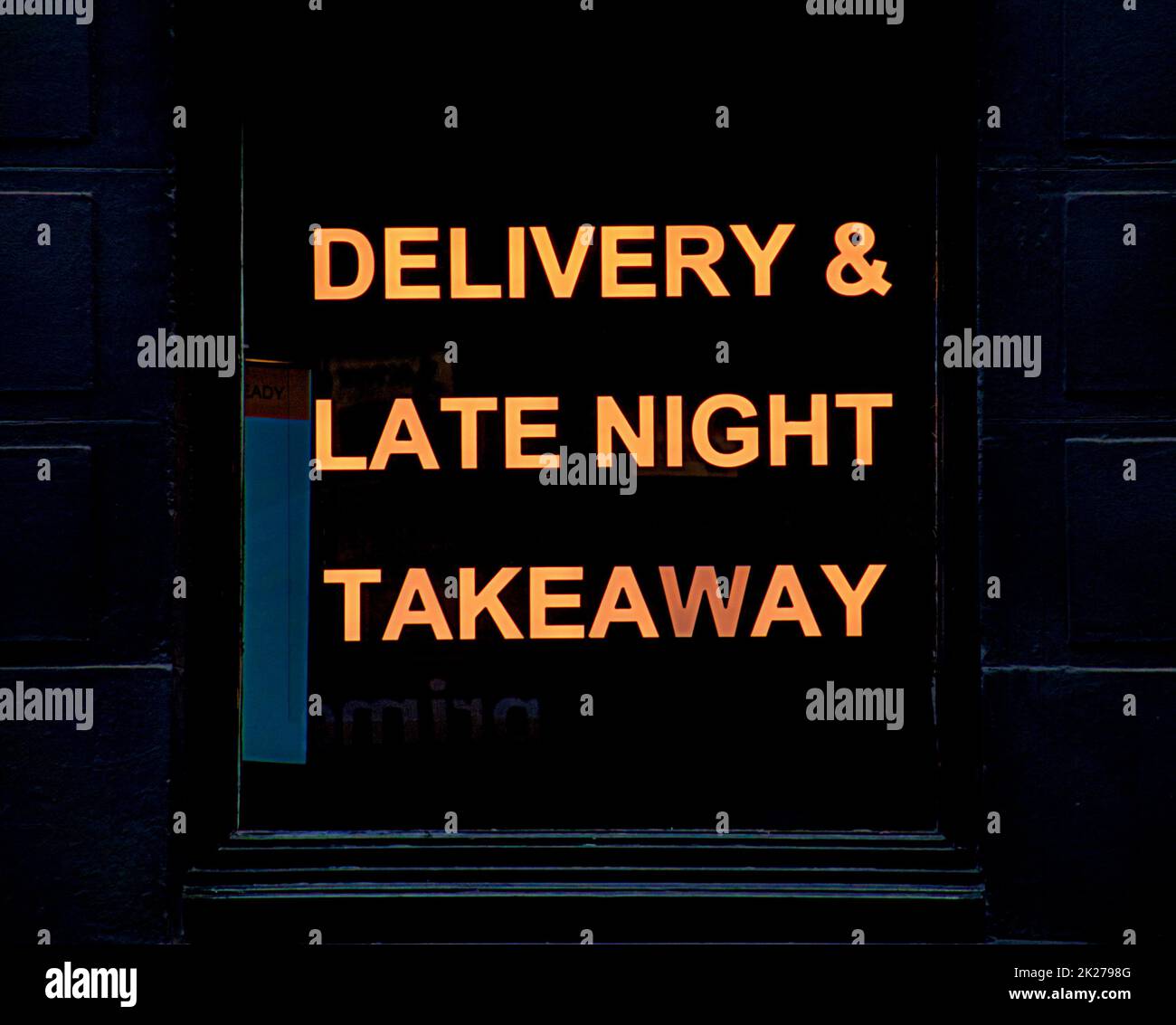 Lieferservice und Neon-Food-Schild mit Mitnahme am späten Abend in Glasgow, Schottland, Großbritannien Stockfoto