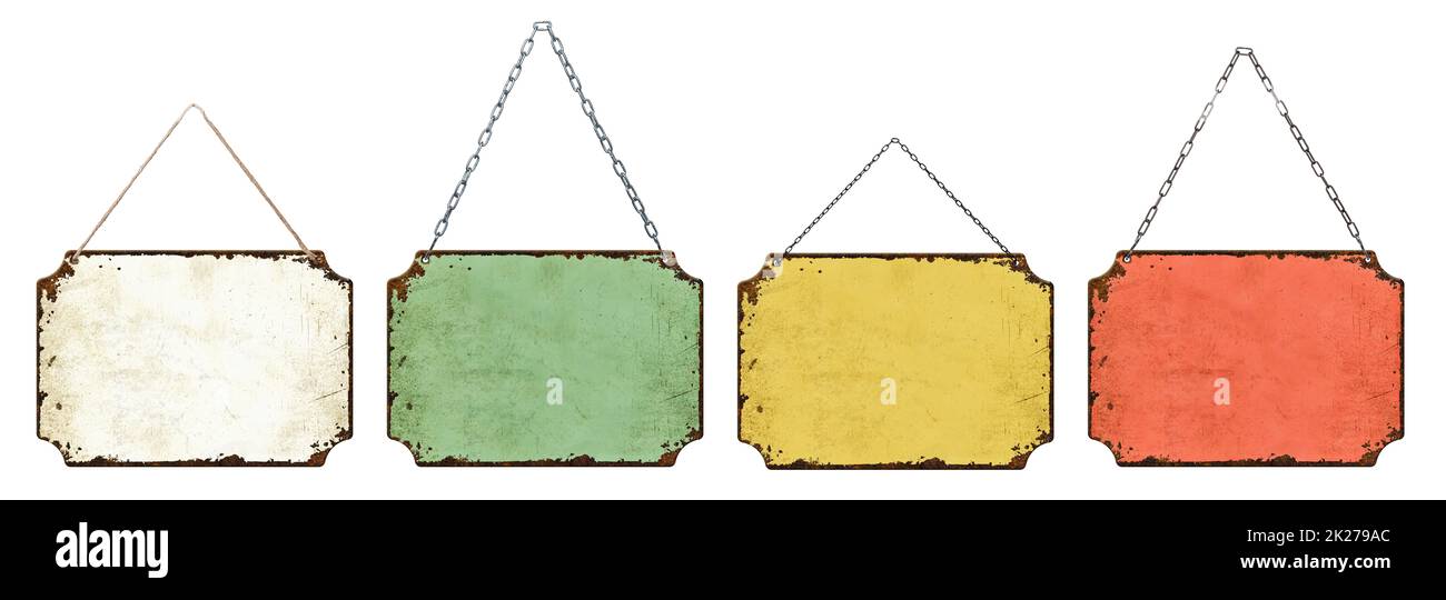 Vier leere Vintage-Blechschilder hängen auf weißem Hintergrund Stockfoto