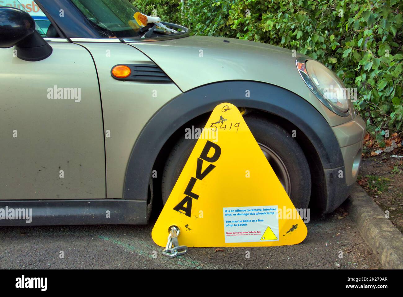 DVLA-Klemme an einem Mini-Auto in Glasgow, Schottland, Großbritannien Stockfoto