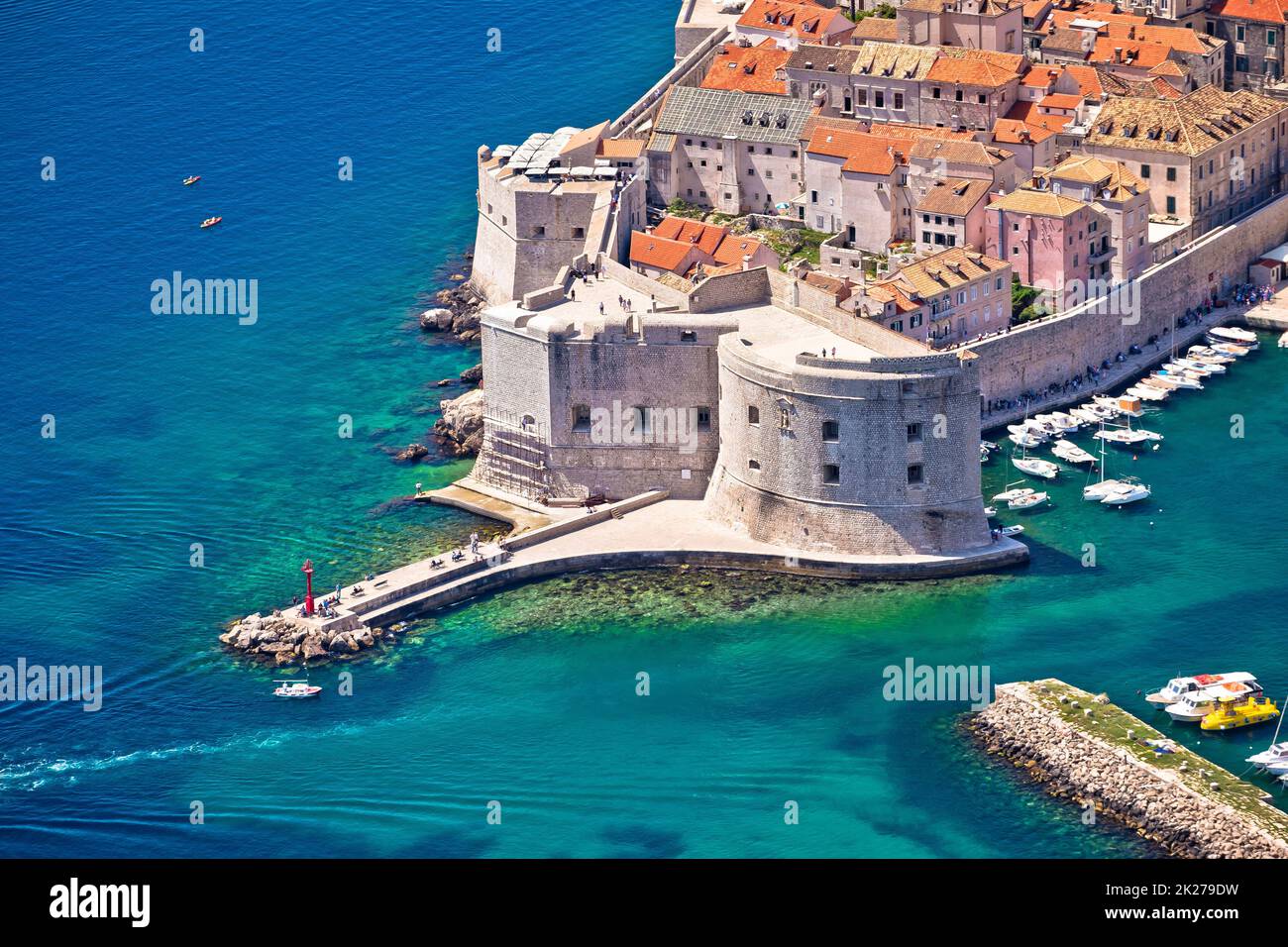 Dubrovnik Hafen Eingang starke Verteidigungsmauern aus der Vogelperspektive, festung st. Ivan Stockfoto