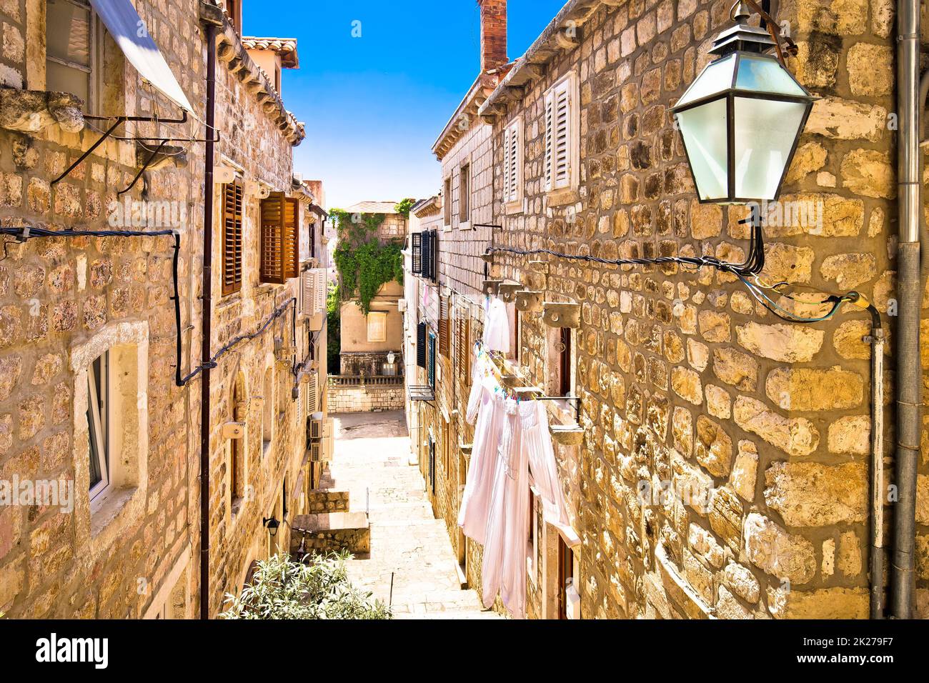 Dubrovnik steiler, schmaler, farbenfroher Blick auf die Straße, Touristenziel Stockfoto