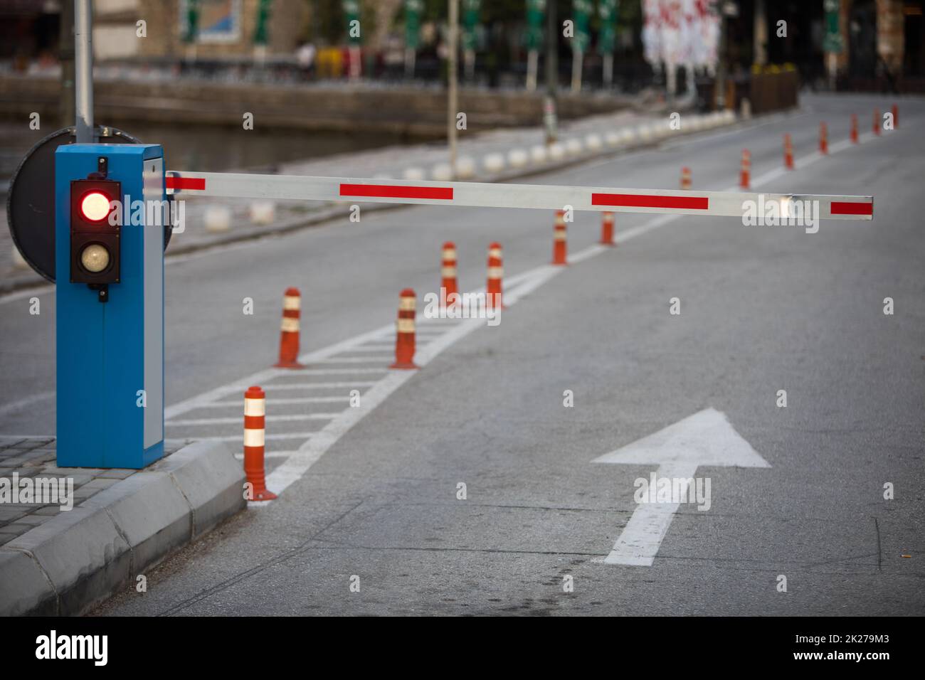Barriere am Eingang zu einem privaten Parkplatz Stockfoto