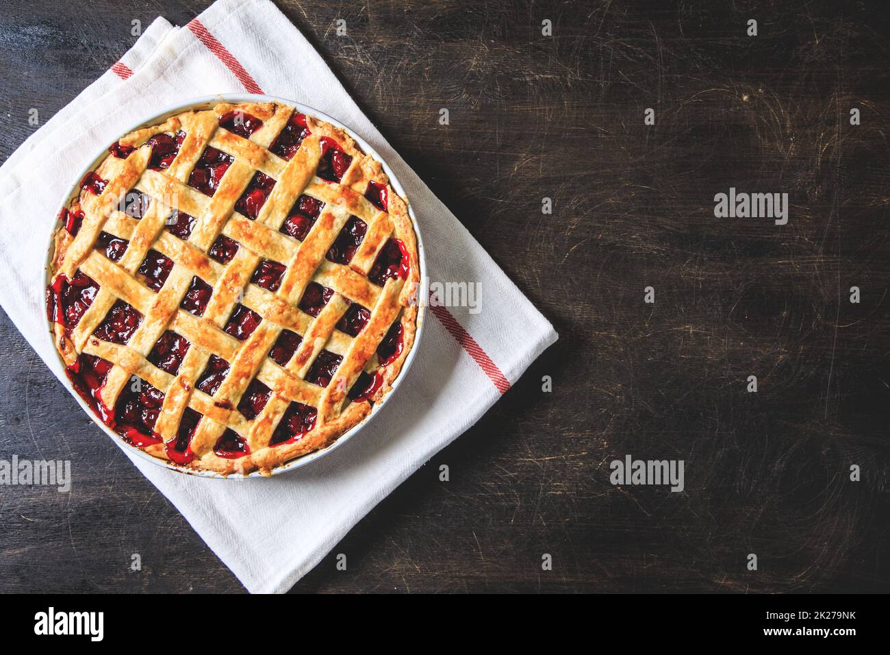 Leckerer hausgemachter amerikanischer Kirschkuchen. Köstliche hausgemachte Cherry Pie mit einer schuppigen Kruste Stockfoto