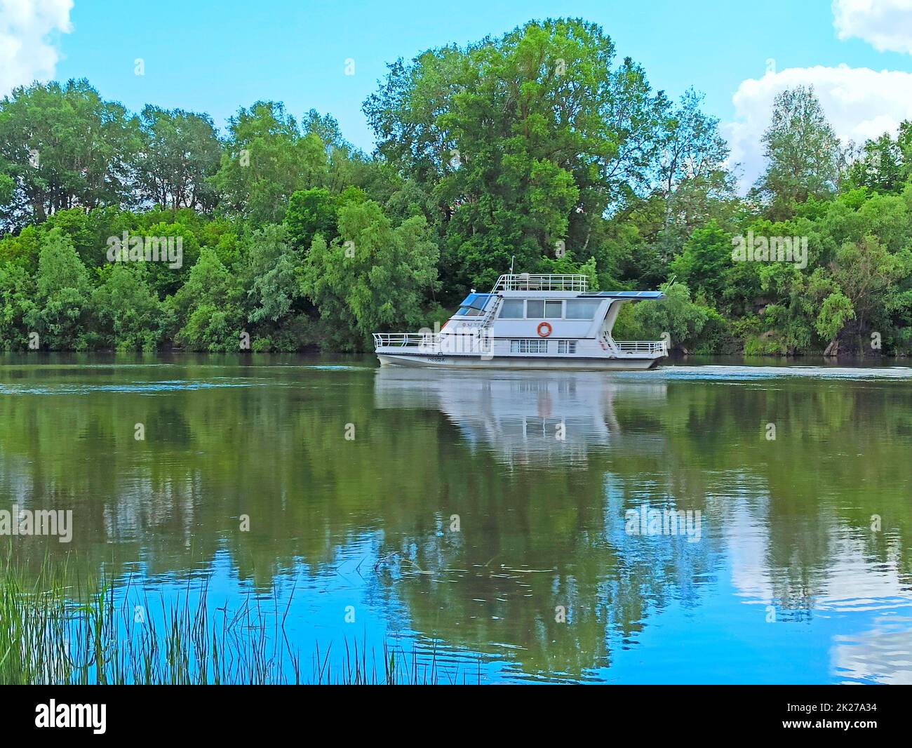 Schnellboot macht tolle rollende Touristen auf dem Fluss. Bootsfahrt auf dem See Stockfoto