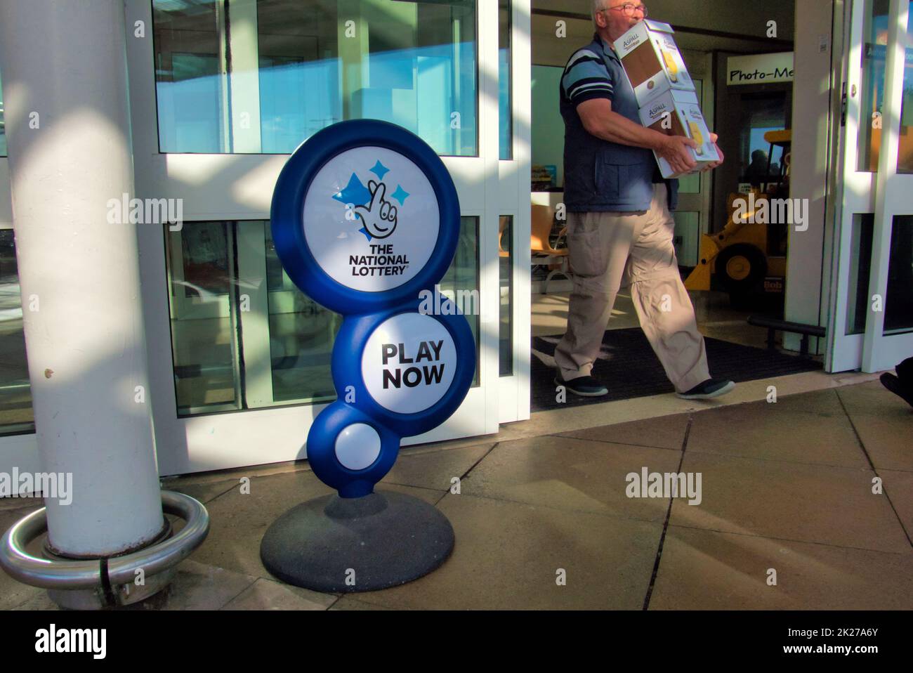 Der nationale Lotterie-Werbestand spielt jetzt in Glasgow, Schottland, Großbritannien Stockfoto