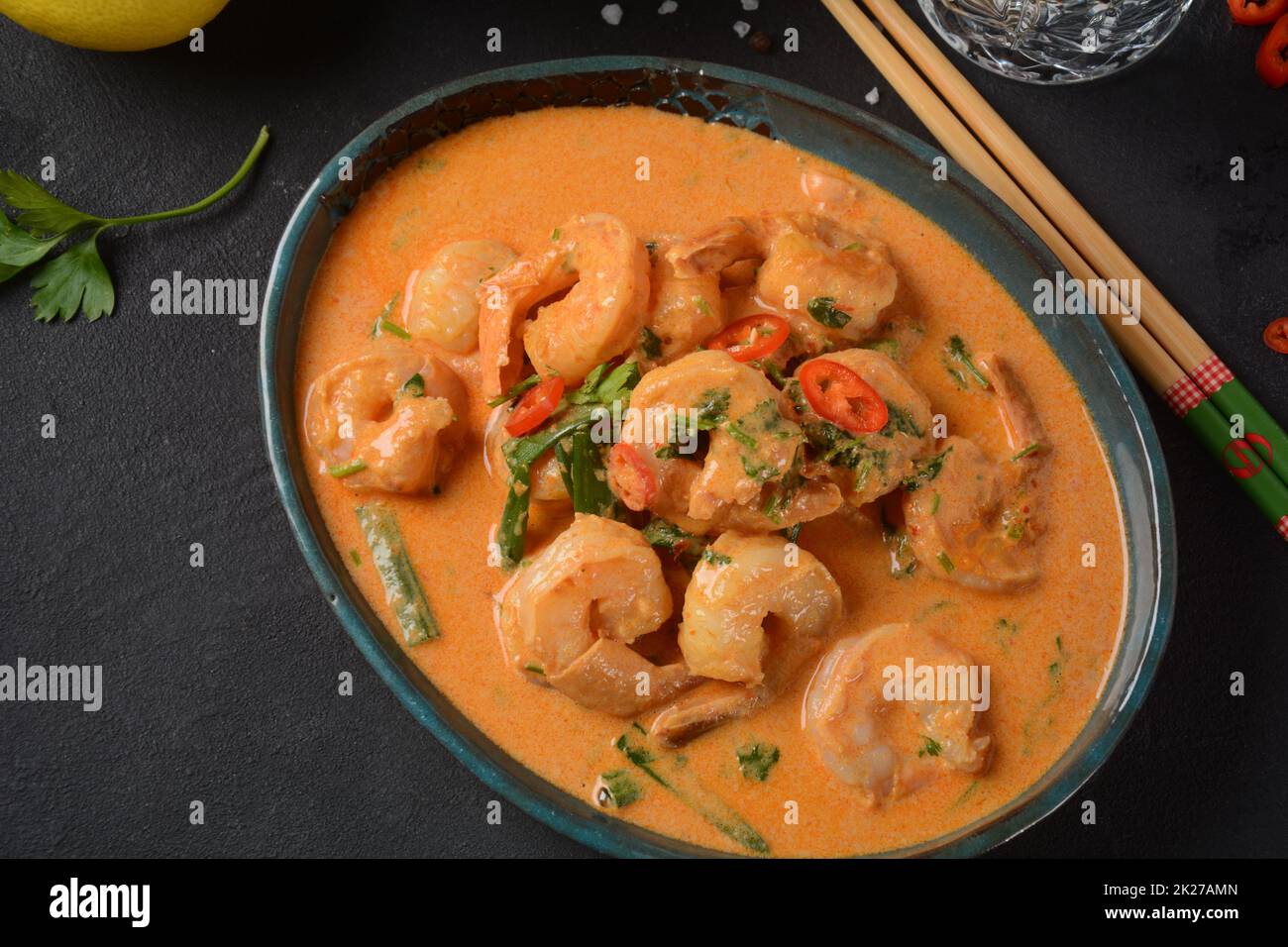 Thai Shrimps rotes Curry. Thailändische traditionelle rote Currysuppe mit Garnelen und Kokosmilch. Stockfoto