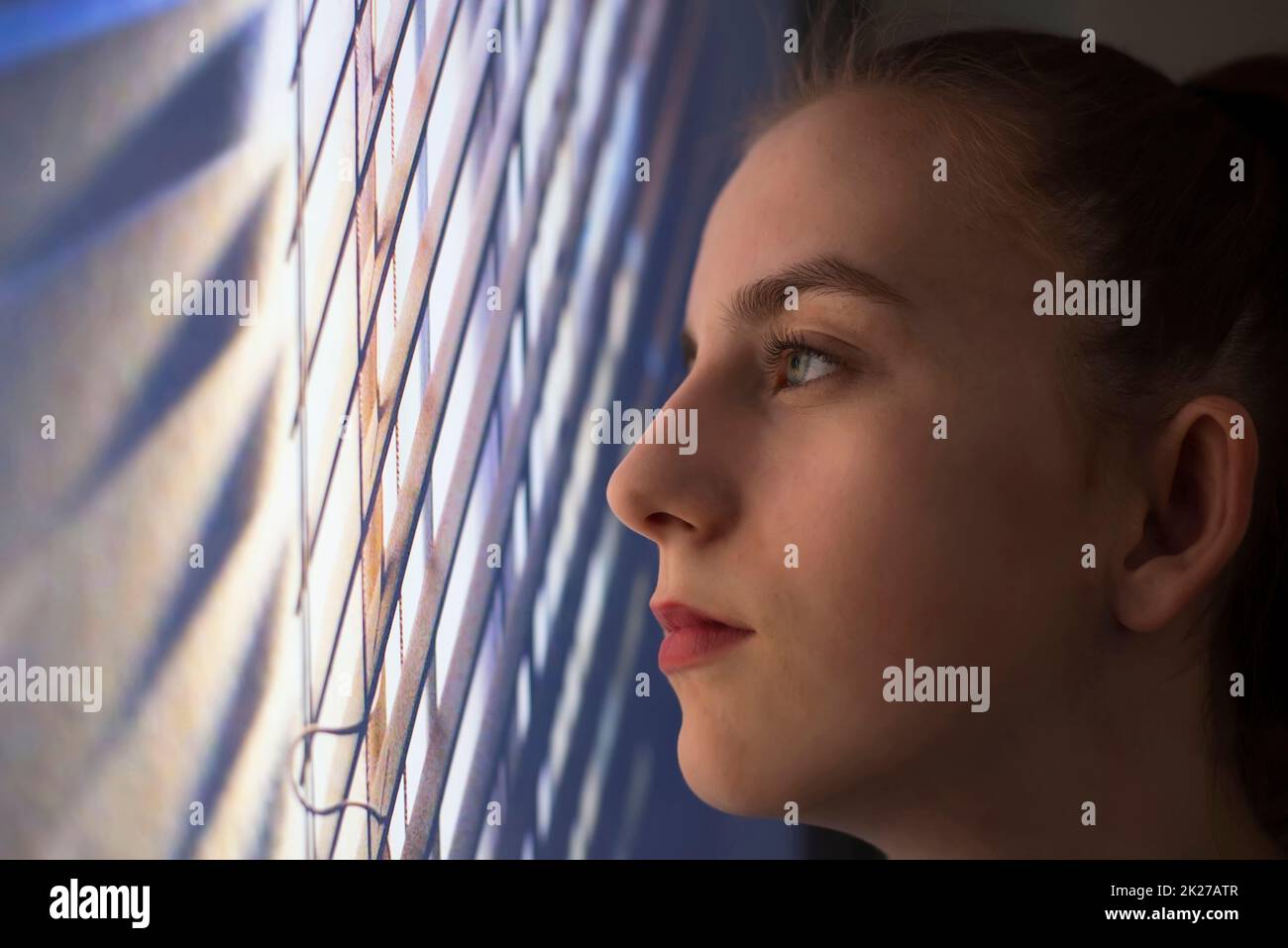 Trauriges Mädchen am Fenster Stockfoto