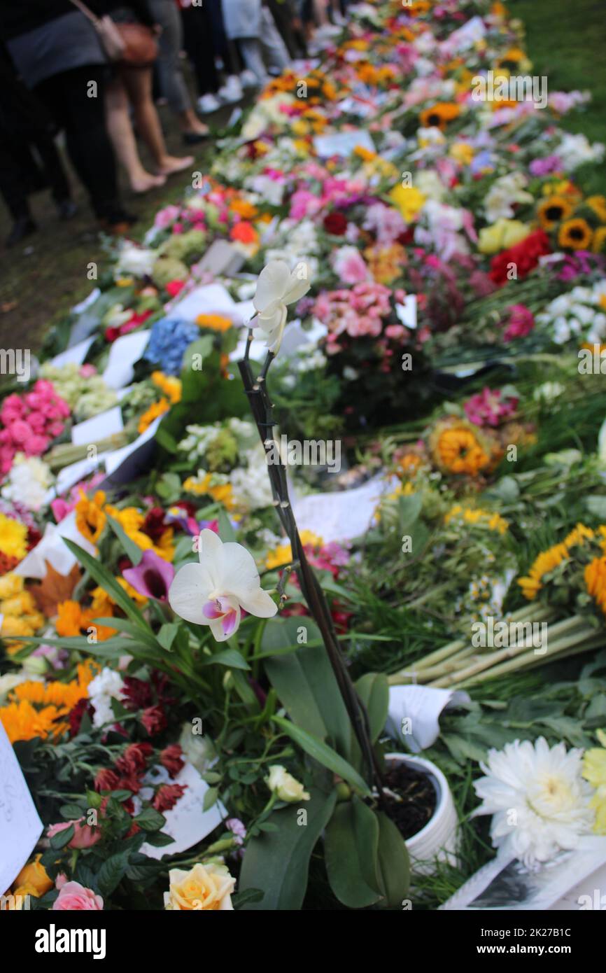 Queen Elizabeth Flower Begräbnis, London UK -15.09.2022: Queen Elizabeth stirbt Tausende von Menschen hinterlassen Blumen Nachrichten Paddington Bears Sandwiches und Karten im Green Park und Buckingham Palace Stockfoto